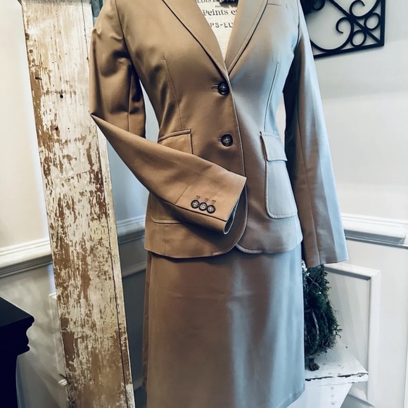 Banana Republic 2-Piece Women's Dark Taupe Skirt Suit Size: 2 NWT  $238 - Picture 2 of 14